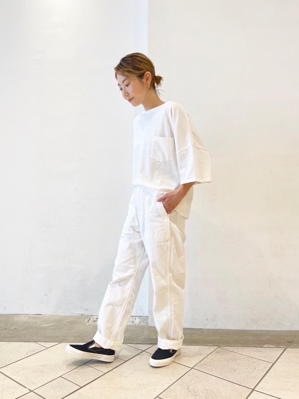 ホワイト系のTシャツ/カットソー、ブラック系のスニーカー、ホワイト系のその他パンツを着用したレディースの夏コーディネートの1枚目の写真