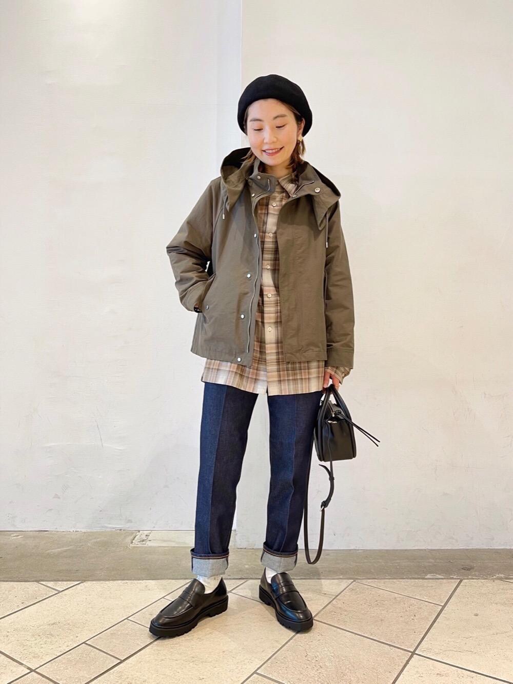 グリーン系のその他アウター、ブルー系のデニムパンツ、ブラック系のローファーを着用したレディースの秋コーディネートの1枚目の写真