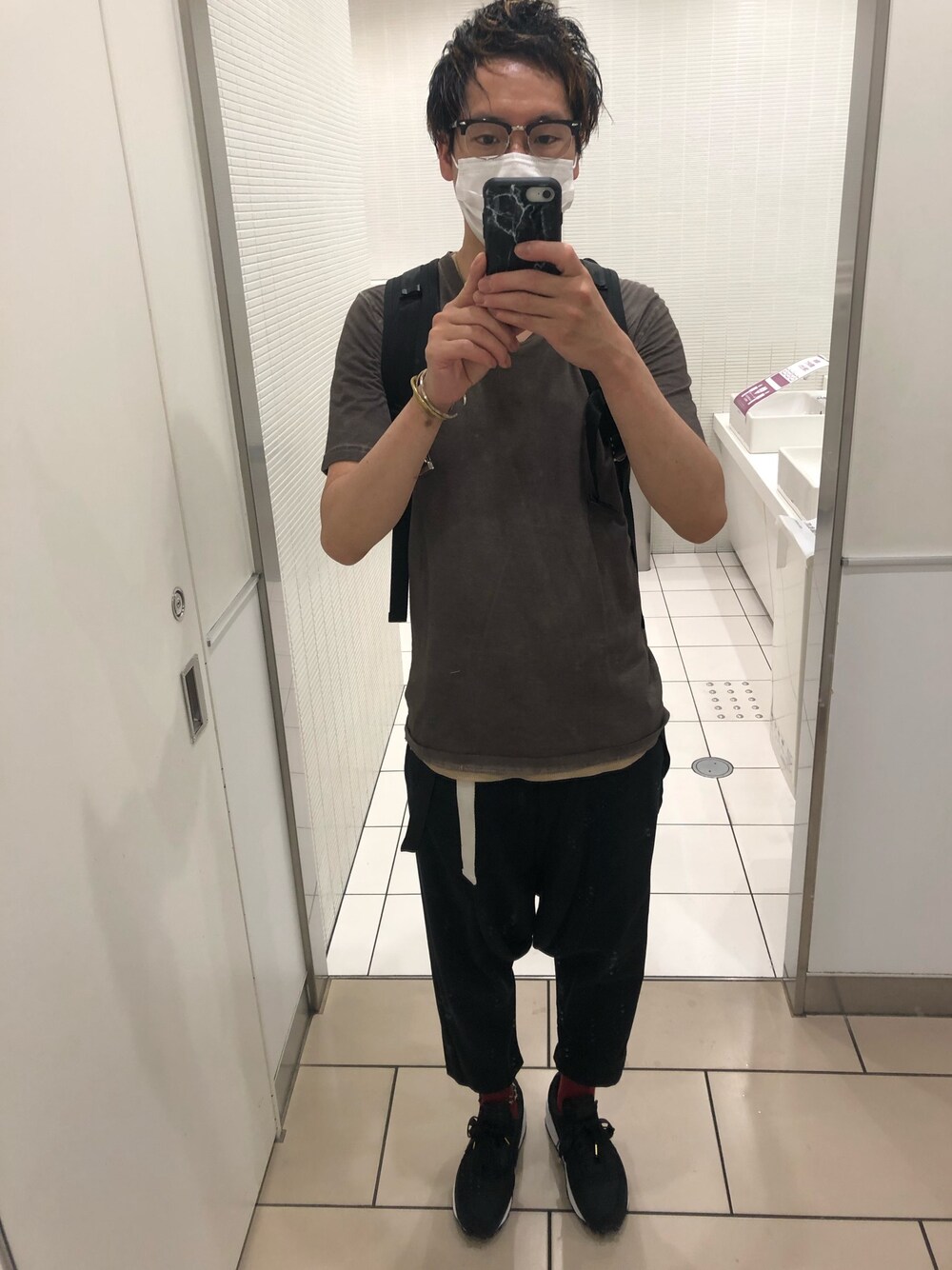 「シンプル、Tシャツ、ブラック、スニーカーコーデ、メガネ男子」｜「Maison MargielaのMAISON MARGIELA T-shirts（Tシャツ/カットソー、グレー系）」を使った、daisukeさん（メンズ・178cm）の夏コーディネートの1枚目の写真