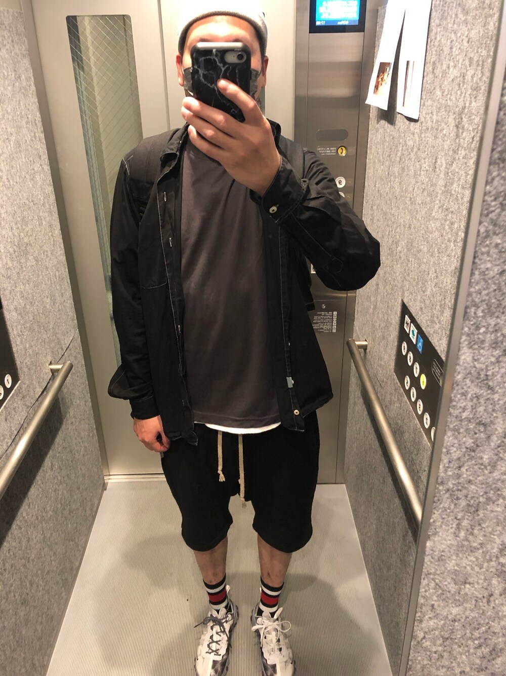 「Tシャツ」｜「VINTAGEの【ヴィンテージ古着】GEORGE フェイクスエードシャツ（シャツ/ブラウス、ブラック系）」を使った、daisukeさん（メンズ・178cm）の春コーディネートの1枚目の写真