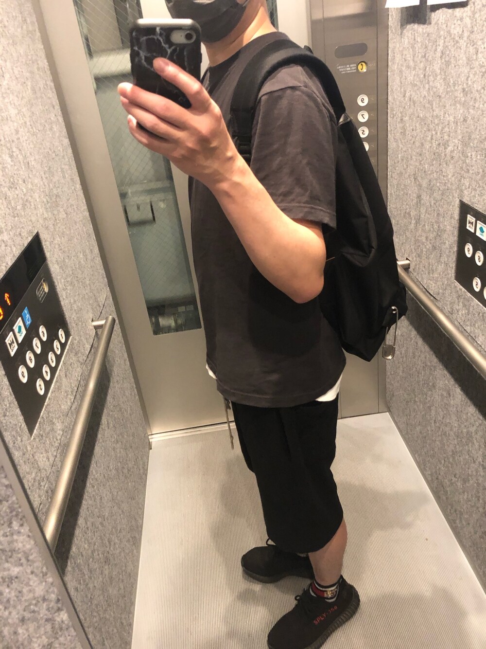「休日スタイル」｜「600円のアイテム（Tシャツ/カットソー、グレー系）」を使った、daisukeさん（メンズ・178cm）の春コーディネートの1枚目の写真
