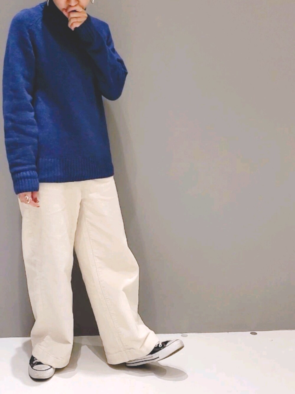 「white、blue、ニット、ワイドパンツ、シンプルコーデ、シンプル、大人カジュアル、スニーカー、ootd」｜「CRAFT STANDARD BOUTIQUEの【2019AW】 LAMB'S WOOL KNIT/ラムウールタートルニット●（ニット/セーター、ブルー系）」を使った、yoshiさん（レディース・158cm）の秋コーディネートの1枚目の写真