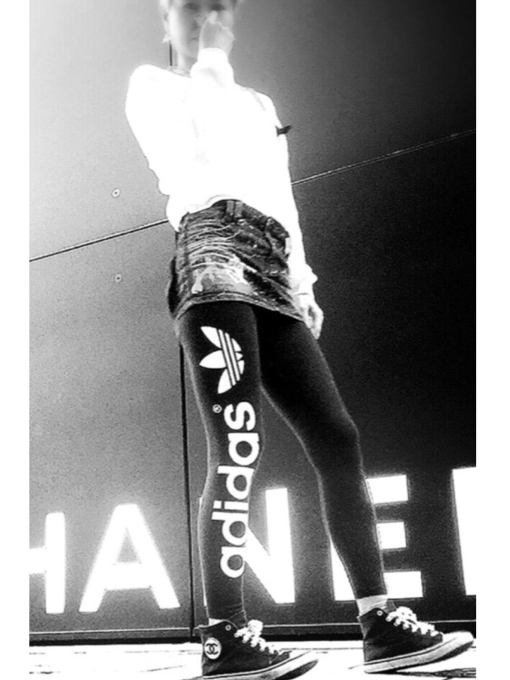 「銀座、オトナカジュアル」｜「adidasのアイテム（レギンス/スパッツ、ブラック系）」を使った、naoさん（レディース・170cm）の冬コーディネートの1枚目の写真