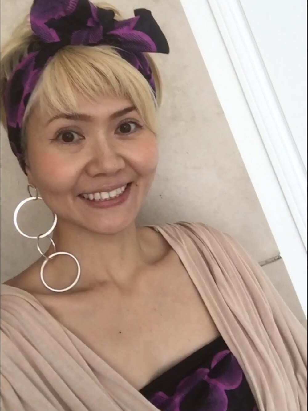 「銀座、大人カジュアル、1枚のアフリカン生地、チューブトップとヘアバンドに」｜「アフリカン生地のアイテム（チューブトップ、パープル系）」を使った、naoさん（レディース・170cm）の冬コーディネートの1枚目の写真
