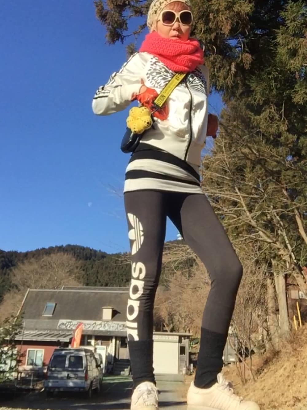 「オトナカジュアル、パラグライダー」｜「adidasのアイテム（レギンス/スパッツ、ブラック系）」を使った、naoさん（レディース・170cm）の冬コーディネートの1枚目の写真