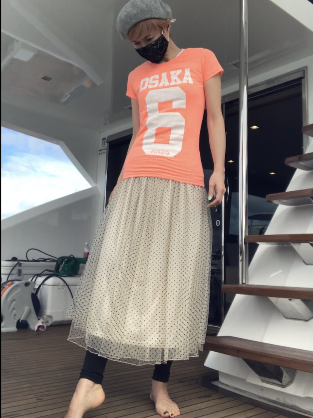 「オトナカジュアル、沖縄、クルーザー、SUPER DRY  極度乾燥(しなさい)」｜「SuperDryのアイテム（Tシャツ/カットソー、オレンジ系）」を使った、naoさん（レディース・170cm）の冬コーディネートの1枚目の写真
