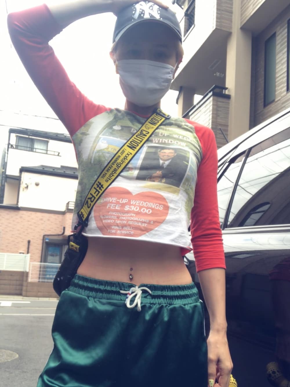 「地元コーデ、カジュアル、ヴィクトリアシークレット限定キャップ、マスクもファッション」｜「ANYA HINDMARCHのアイテム（Tシャツ/カットソー、レッド系）」を使った、naoさん（レディース・170cm）の春コーディネートの1枚目の写真