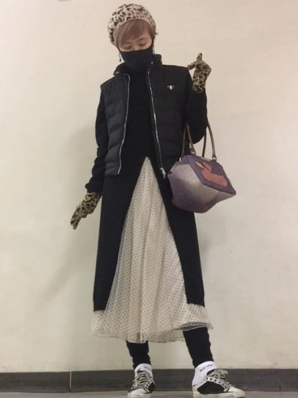 「オトナカジュアル、ヒョウ柄ベレー帽、ヒョウ柄グローブ」｜「GOLDEN GOOSEのアイテム（スニーカー、ブラック系）」を使った、naoさん（レディース・170cm）の冬コーディネートの1枚目の写真