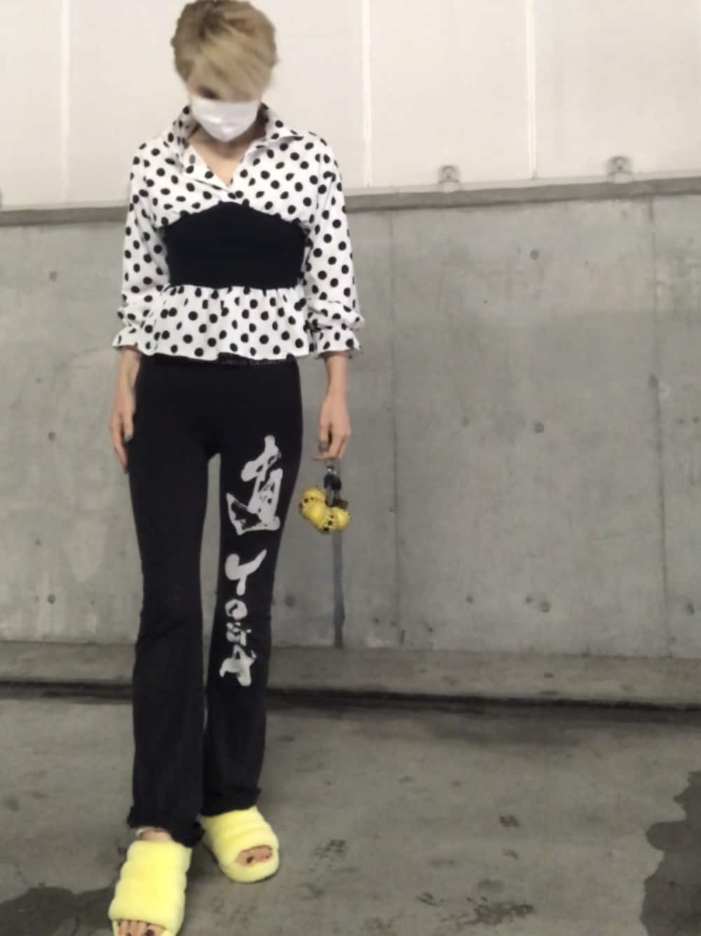 「ご近所コーデ、ヨガパンツ」｜「草間弥生のアイテム（チャーム、イエロー系）」を使った、naoさん（レディース・170cm）の春コーディネートの1枚目の写真