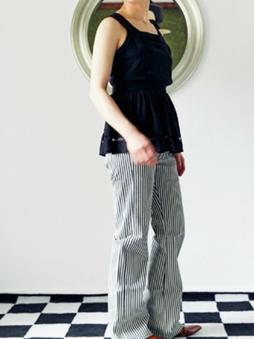 ブラック系のシャツ/ブラウス、ブラウン系のドレスシューズを着用したレディースの春コーディネートの1枚目の写真