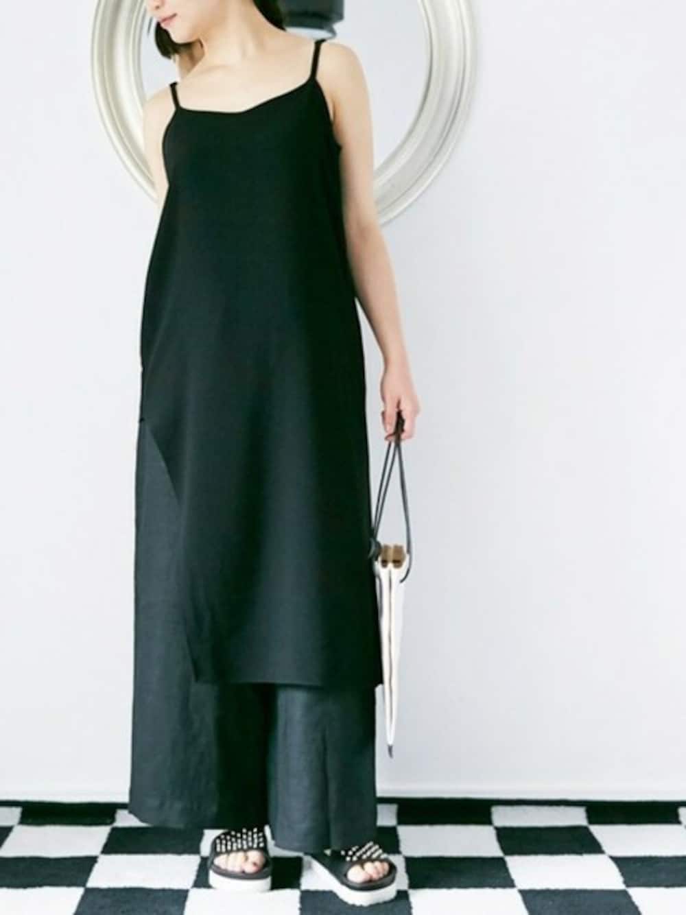 「ワントーンコーデ、大人カジュアル、リネン、ootd、outfit、キャミワンピ、オトナカジュアル」｜「C'est pas graveのC'est pas Grave(セパ・グラーヴ) ジョーゼットキャミワンピース（ワンピース、ブラック系）」を使った、minoriTY-fun LOOKさん（レディース・163cm）の夏コーディネートの1枚目の写真