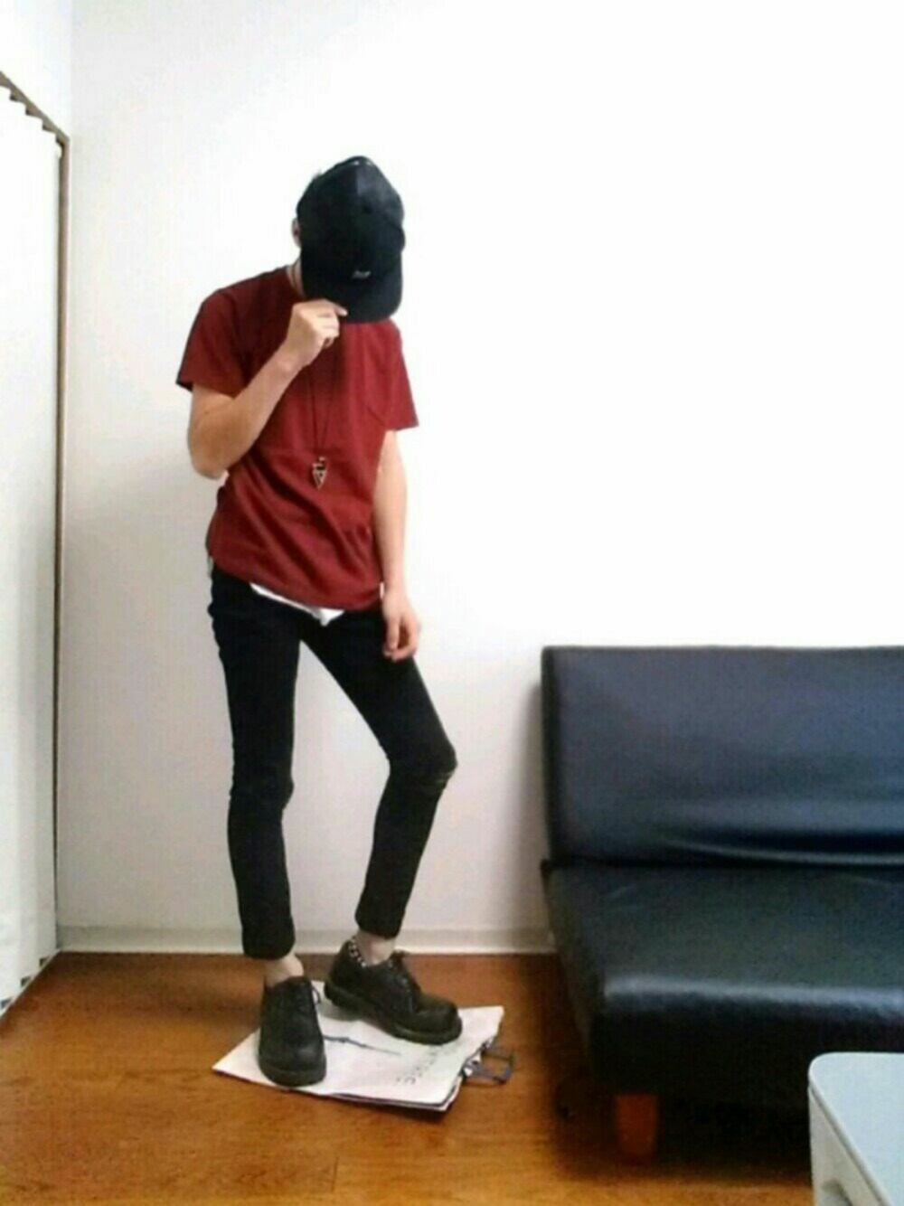 レッド系のTシャツ/カットソー、ホワイト系のタンクトップ、ブラック系のその他パンツを着用したメンズの春コーディネートの1枚目の写真