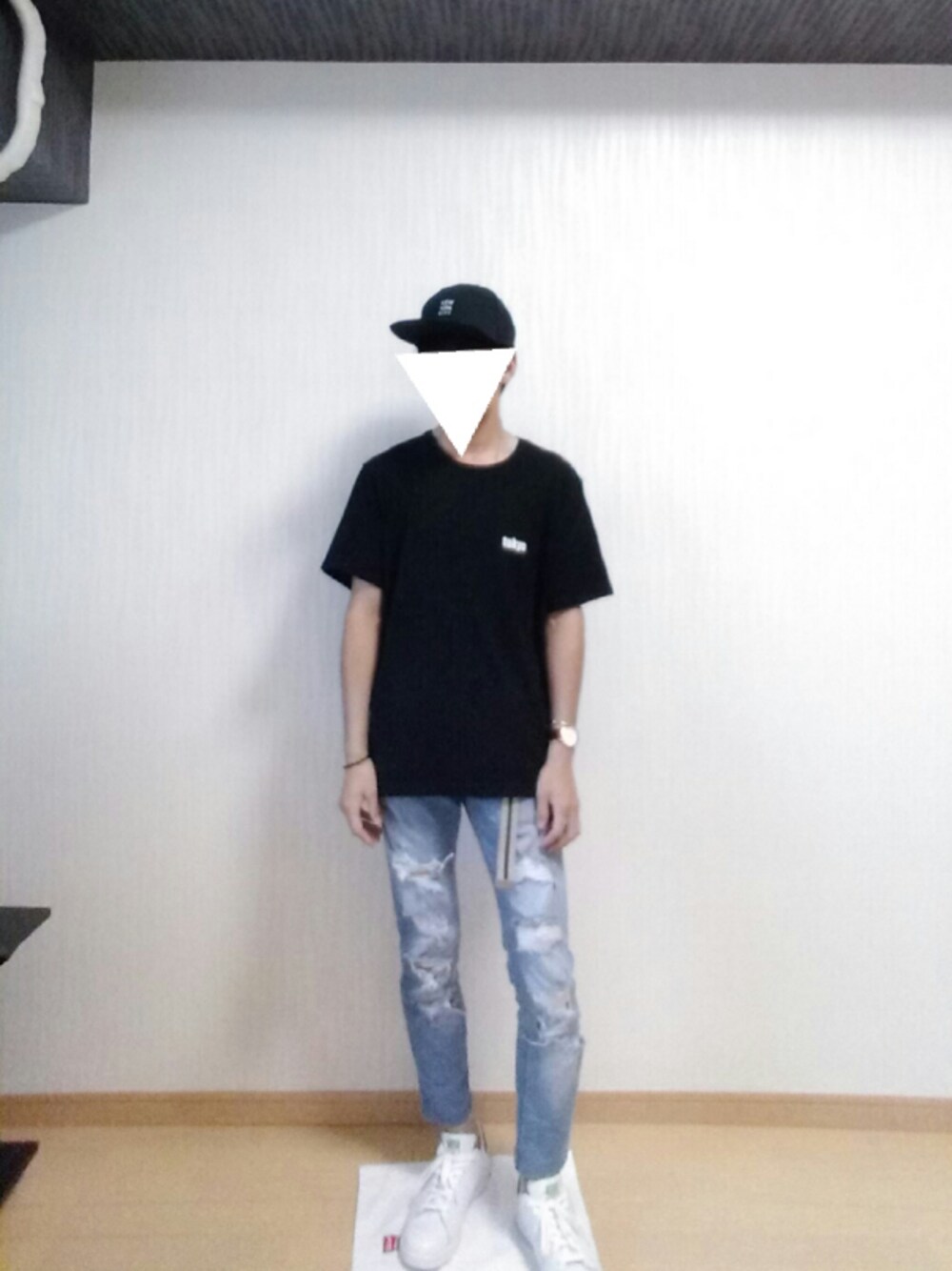 「キャップ、でかめTシャツ、スキニーデニム、クラッシュデニム、スタンスミス、ジーユー、ダニエルウェリントン、バングル」｜「GUのアイテム（Tシャツ/カットソー、ブラック系）」を使った、光さん（メンズ・167cm）の夏コーディネートの1枚目の写真
