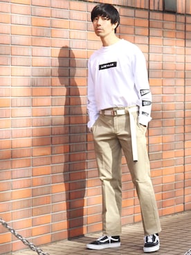 「袖プリント」｜「アイテム（チノパンツ）」を使った、Yasさん（メンズ・173cm）の春コーディネート