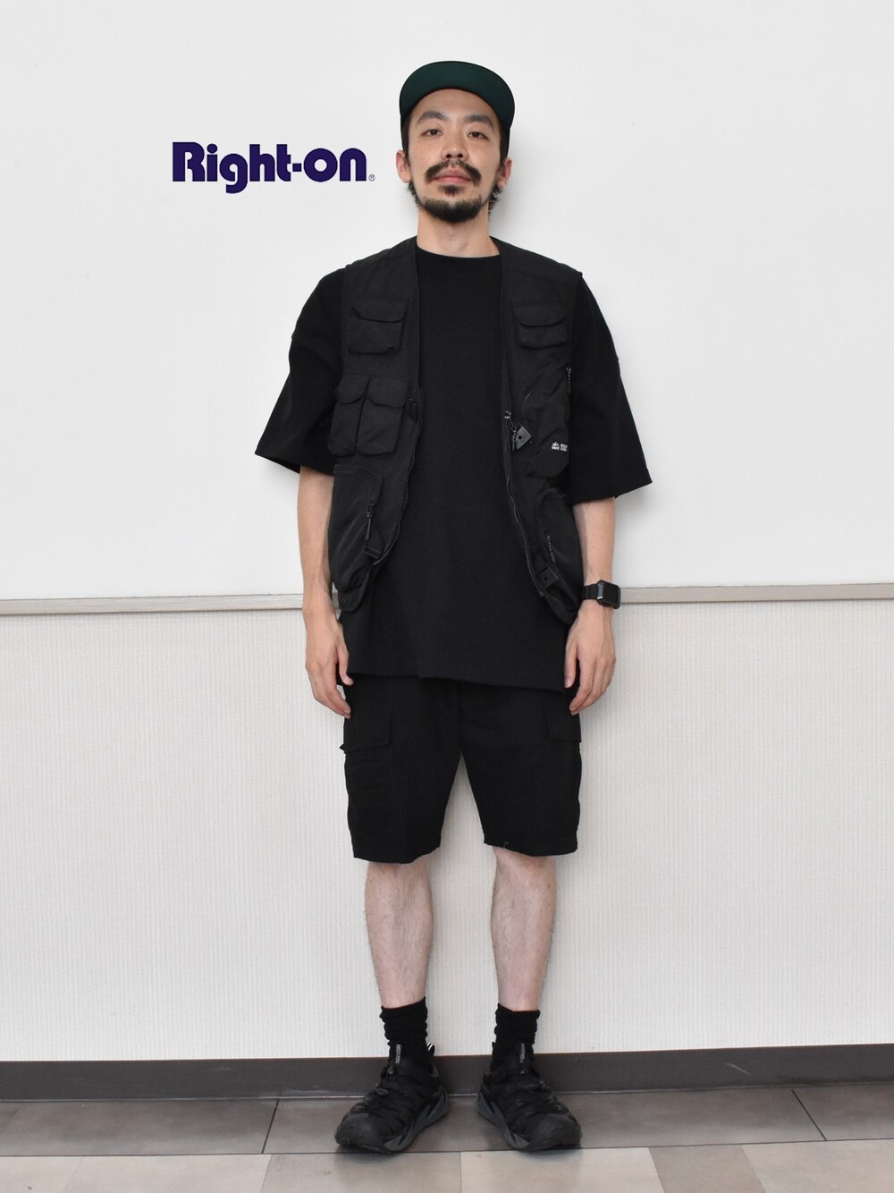 「夏、お洒落さんとつながりたい、シンプルコーデ、オーバーサイズ、ライトオン、ライトオン(Right-on)、ライトオンスタッフ、ヒゲ」｜「Right-onのアイテム（Tシャツ/カットソー、ブラック系）」を使った、ヒゲ太朗さん（メンズ・172cm）の夏コーディネートの1枚目の写真