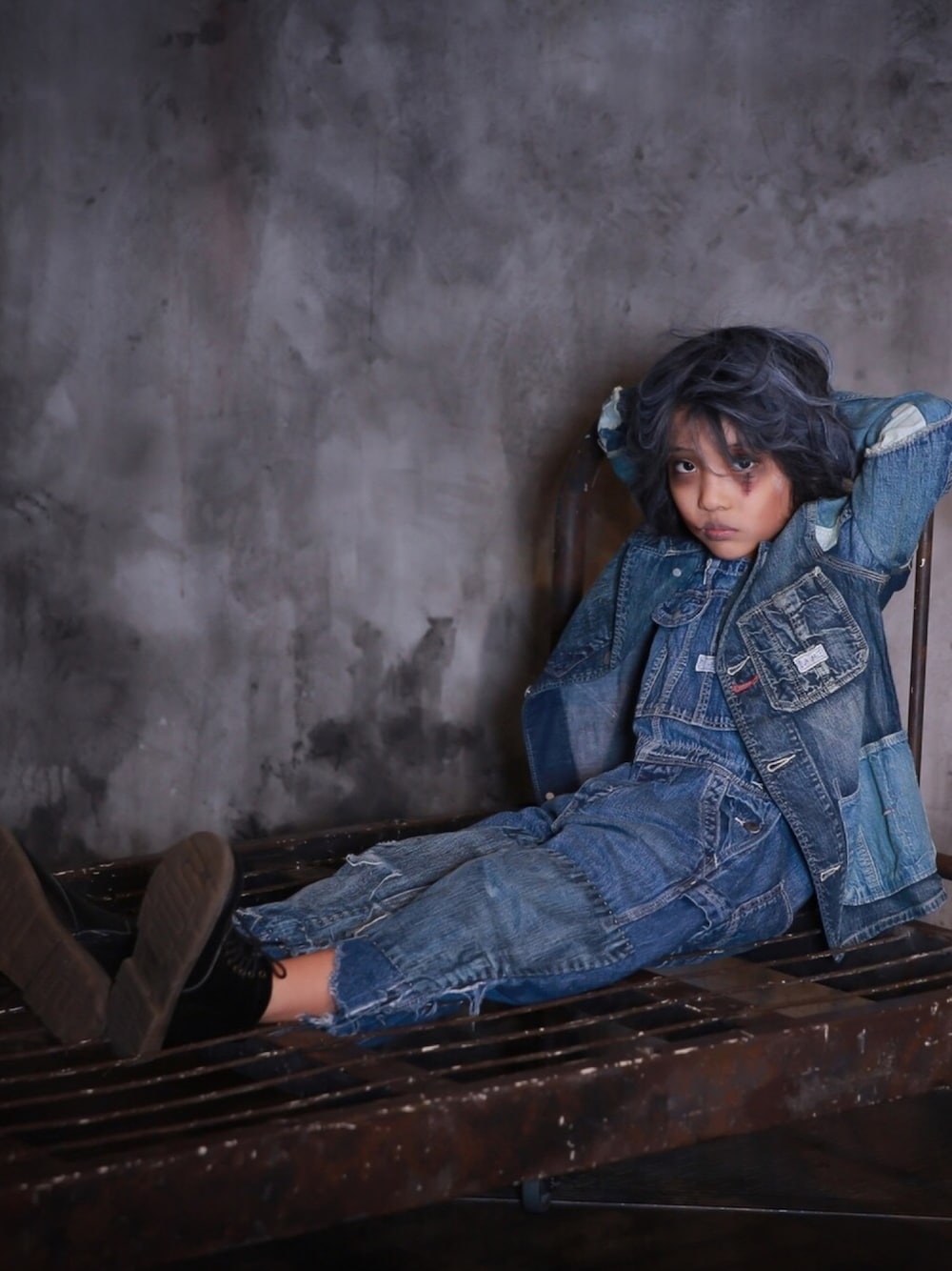 「wearhalloween2018、ハロウィン、キッズファッション、オーバーオール、カバーオール、ダメージジーンズ、ダメージデニム、ゾンビメイク」｜「DENIM DUNGAREEのアイテム（カバーオール、ブルー系）」を使った、shaikoさん（キッズ・133cm）の秋コーディネートの1枚目の写真