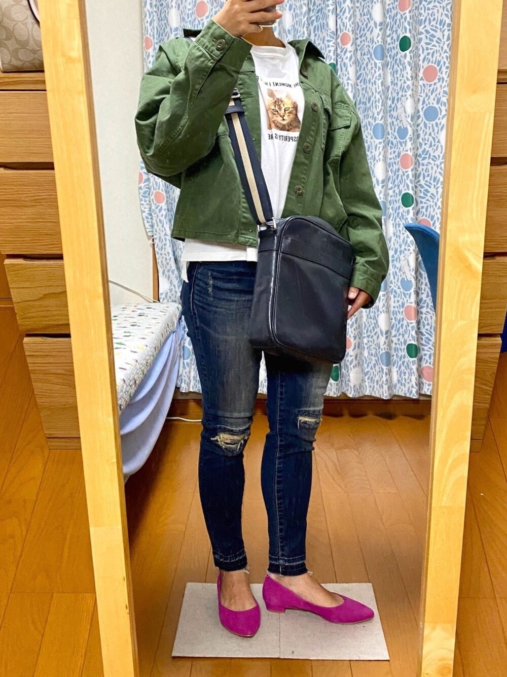 「秋のマイ旬スタイル」｜「AZUL by moussyのREPAIR DENIM SKINNY/リペアスキニーデニム（デニムパンツ、ブルー系）」を使った、Hiro さん（レディース・151cm）の秋コーディネートの1枚目の写真