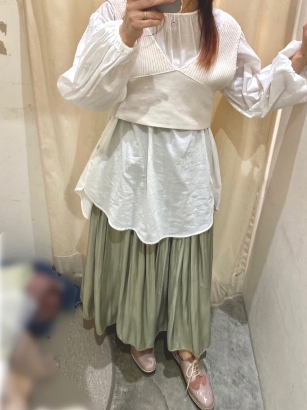 「春コーデ、ダブルクローゼット、wcloset、シンプルコーデ、ピスタチオグリーン、ピスタチオカラー、サテンスカート、リバーシブルスカート、カジュアルコーデ、着回しコーデ」｜「w closetの9Ｇワイドリブビスチェ+ブラウスＳＥＴ（ニット/セーター、ホワイト系）」を使った、Hiro さん（レディース・151cm）の春コーディネートの1枚目の写真