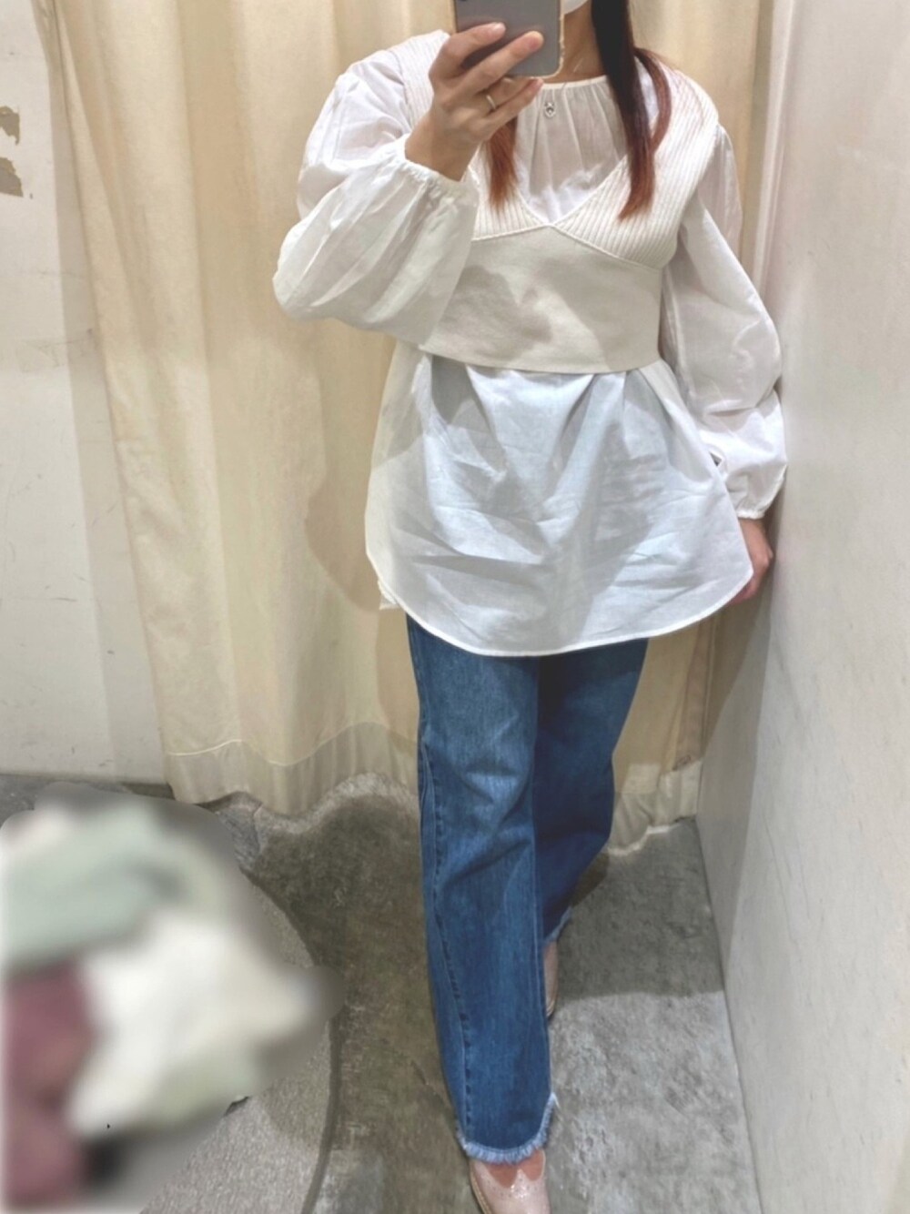 「春コーデ、デニムパンツ、ダブルクローゼット、wcloset、ビスチェ、シンプルコーデ」｜「w closetの9Ｇワイドリブビスチェ+ブラウスＳＥＴ（ニット/セーター、ホワイト系）」を使った、Hiro さん（レディース・151cm）の春コーディネートの1枚目の写真