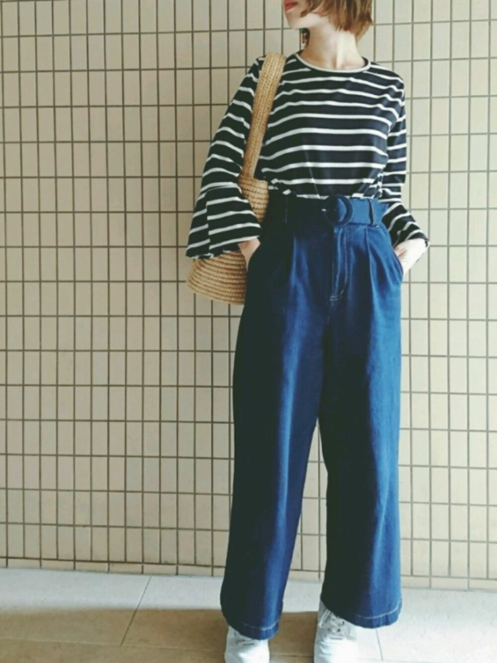 「カジュアル、今日のコーデ、デニムワイドパンツ、スニーカー女子、ボーダートップス、かごバッグ、プチプラ」｜「FRAMeWORKの【&Premium掲載】オリジナル バケツカゴ◆（かごバッグ、ベージュ系）」を使った、こにしにこさん（レディース・163cm）の春コーディネートの1枚目の写真