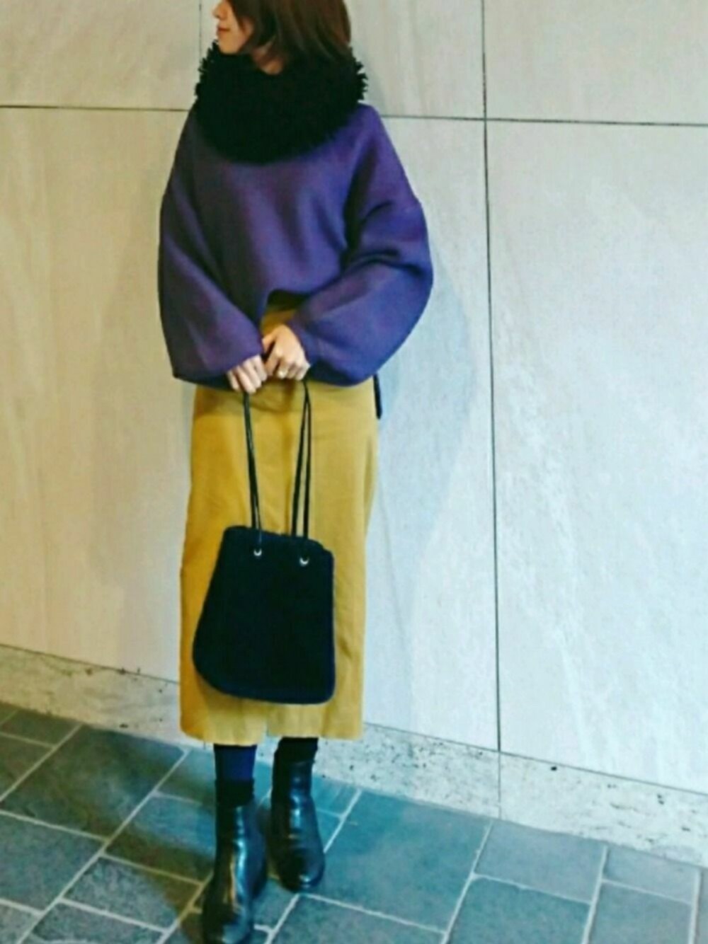 「カラーニット、melrot、パープル、マスタード、ロングスカート、ショートブーツ、ファーバッグ、冬コーデ」｜「URBAN RESEARCHのアイテム（ストール/ショール、ブラック系）」を使った、こにしにこさん（レディース・163cm）の冬コーディネートの1枚目の写真
