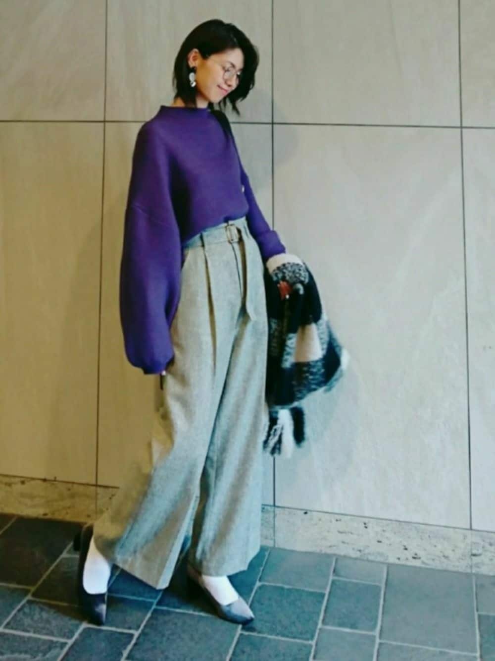 「バルーンスリーブ、ハイネックニット、パープル、グレーワイドパンツ、白靴下、チャンキーヒール、チェックマフラー、ハイネック、ROPE、メルロー」｜「MOUSSYのRIMMED GLASSES（メガネ、ブラック系）」を使った、こにしにこさん（レディース・163cm）の冬コーディネートの1枚目の写真