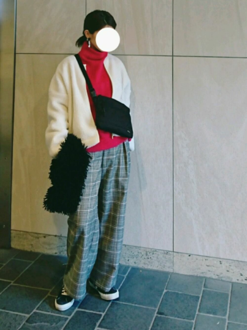 「GU、プチプラ、プチプラコーデ、ボアジャケット、ボアブルゾン、サコッシュ、チェックパンツ、KBF、converse、オーバーサイズ」｜「GUのアイテム（ブルゾン、ホワイト系）」を使った、こにしにこさん（レディース・163cm）の冬コーディネートの1枚目の写真