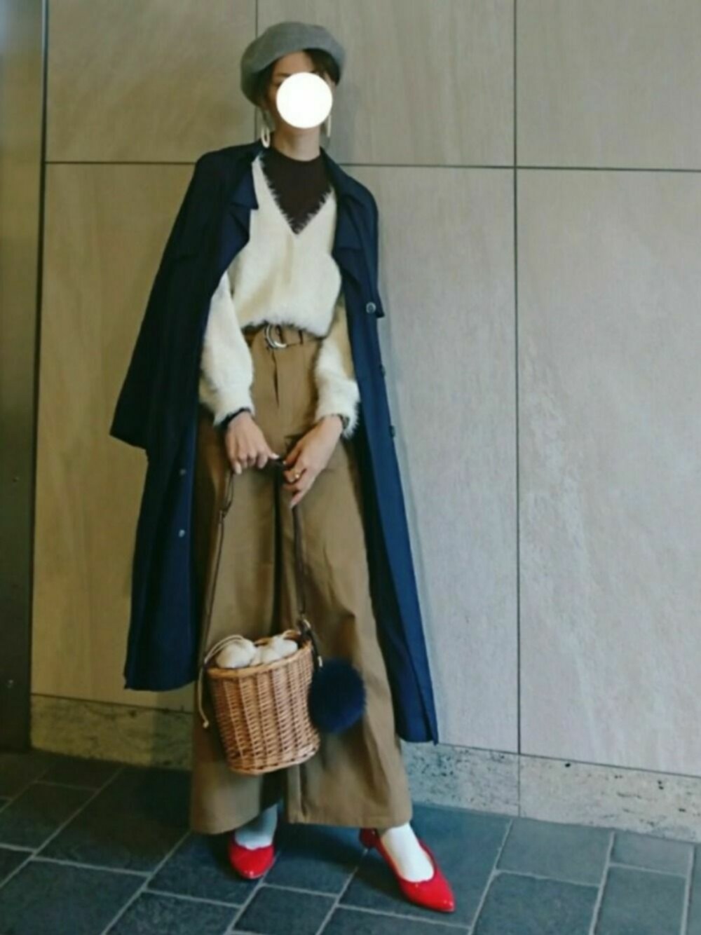 「オトナカジュアル、GU、トレンチコート、ネイビー×ホワイト、春コーデ、靴下、ベレー帽、赤パンプス、ソックス×パンプス、トリコロール」｜「URBAN RESEARCH Sonny LabelのSonny Label リブ付きウールベレー帽（ハンチング/ベレー帽、グレー系）」を使った、こにしにこさん（レディース・163cm）の冬コーディネートの1枚目の写真