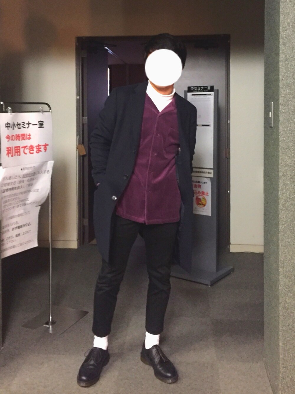 「オープンカラーシャツ、ベロア、黒スキニー、冬、チェスターコート、タートルネック、大学生、革靴、Dr.Martens、白靴下」｜「UNIQLOのアイテム（その他パンツ、ブラック系）」を使った、ずまさん（メンズ・167cm）の冬コーディネートの1枚目の写真