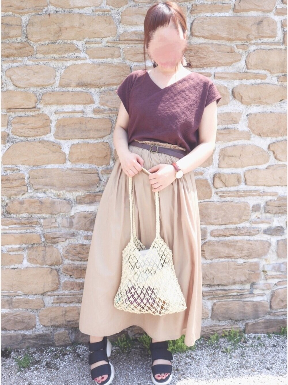 ブラウン系のトップス、ベージュ系のスカート、ベージュ系のトートバッグを着用したレディースの夏コーディネートの1枚目の写真