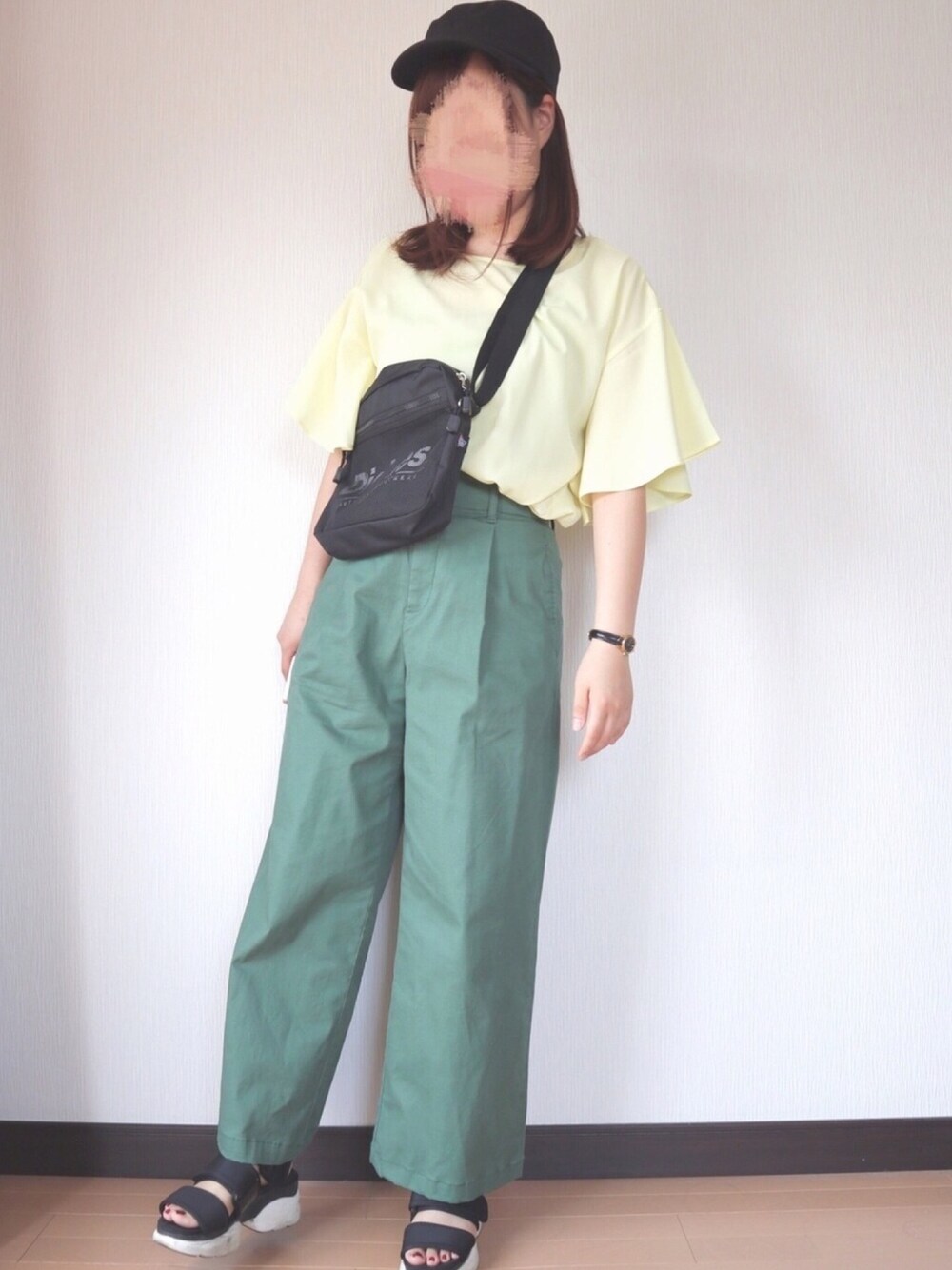 イエロー系のシャツ/ブラウス、グリーン系のその他パンツ、ブラック系のショルダーバッグを着用したレディースの夏コーディネートの1枚目の写真