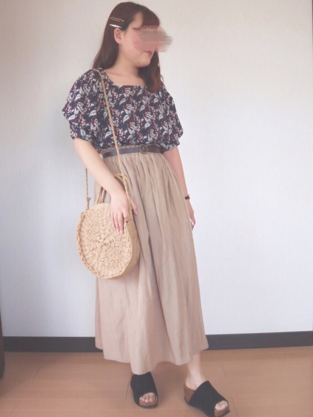 その他のシャツ/ブラウス、ベージュ系のスカート、ベージュ系のショルダーバッグを着用したレディースの夏コーディネートの1枚目の写真