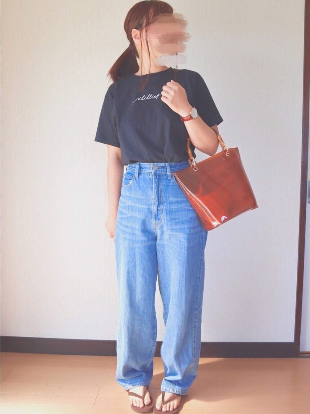 ブラック系のTシャツ/カットソー、ブルー系のデニムパンツ、ブラウン系のハンドバッグを着用したレディースの夏コーディネートの1枚目の写真