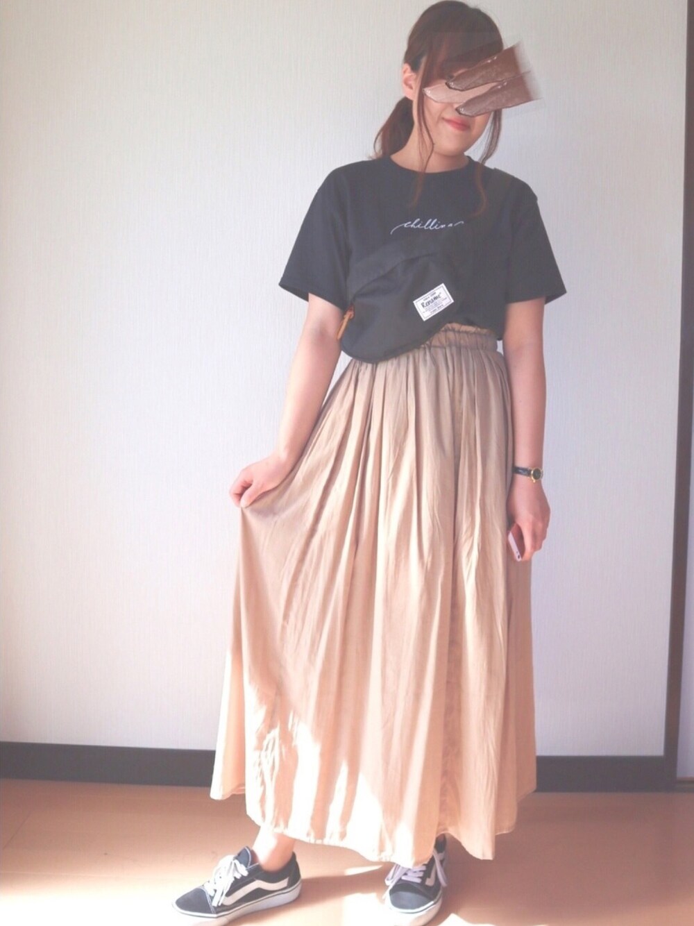 ブラック系のTシャツ/カットソー、ベージュ系のスカート、ブラック系のボディバッグ/ウエストポーチを着用したレディースの秋コーディネートの1枚目の写真