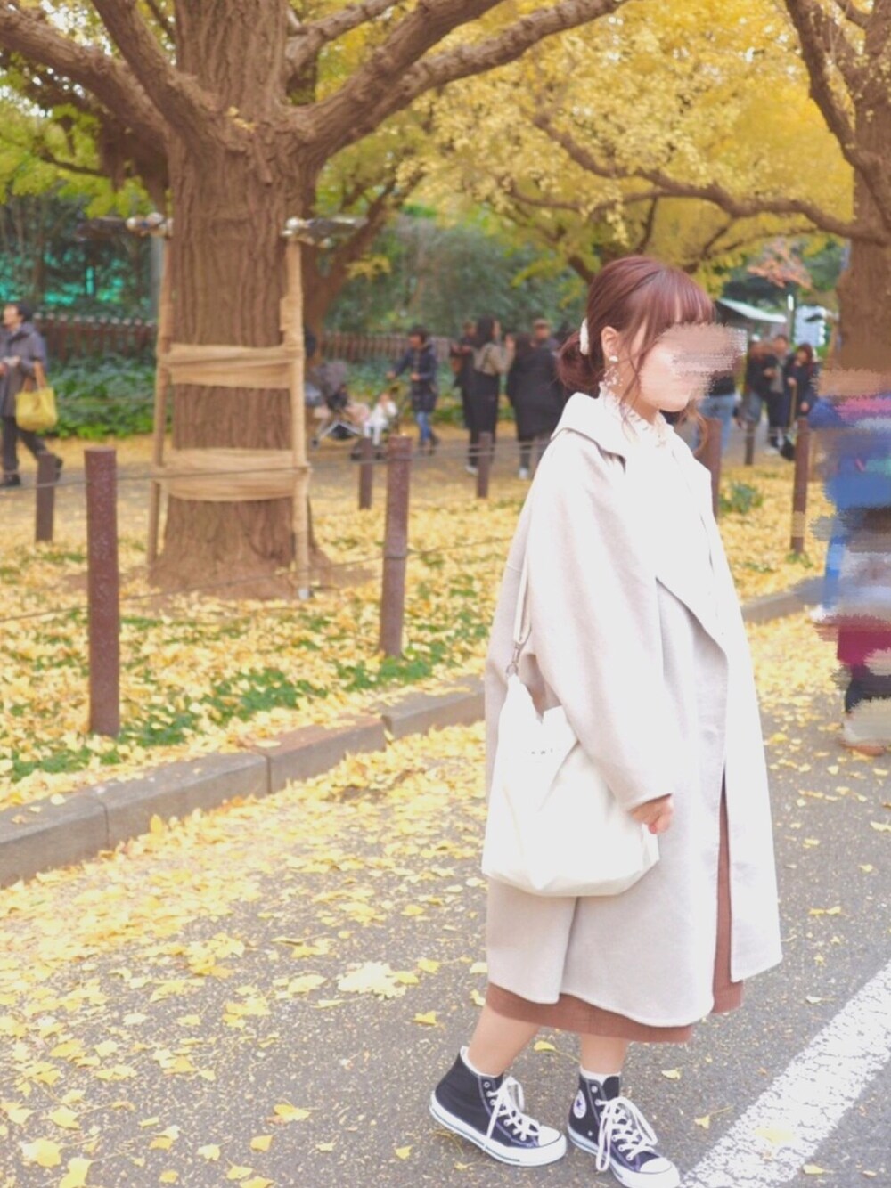 ホワイト系のシャツ/ブラウス、ベージュ系のスウェット、ベージュ系のスカートを着用したレディースの冬コーディネートの1枚目の写真