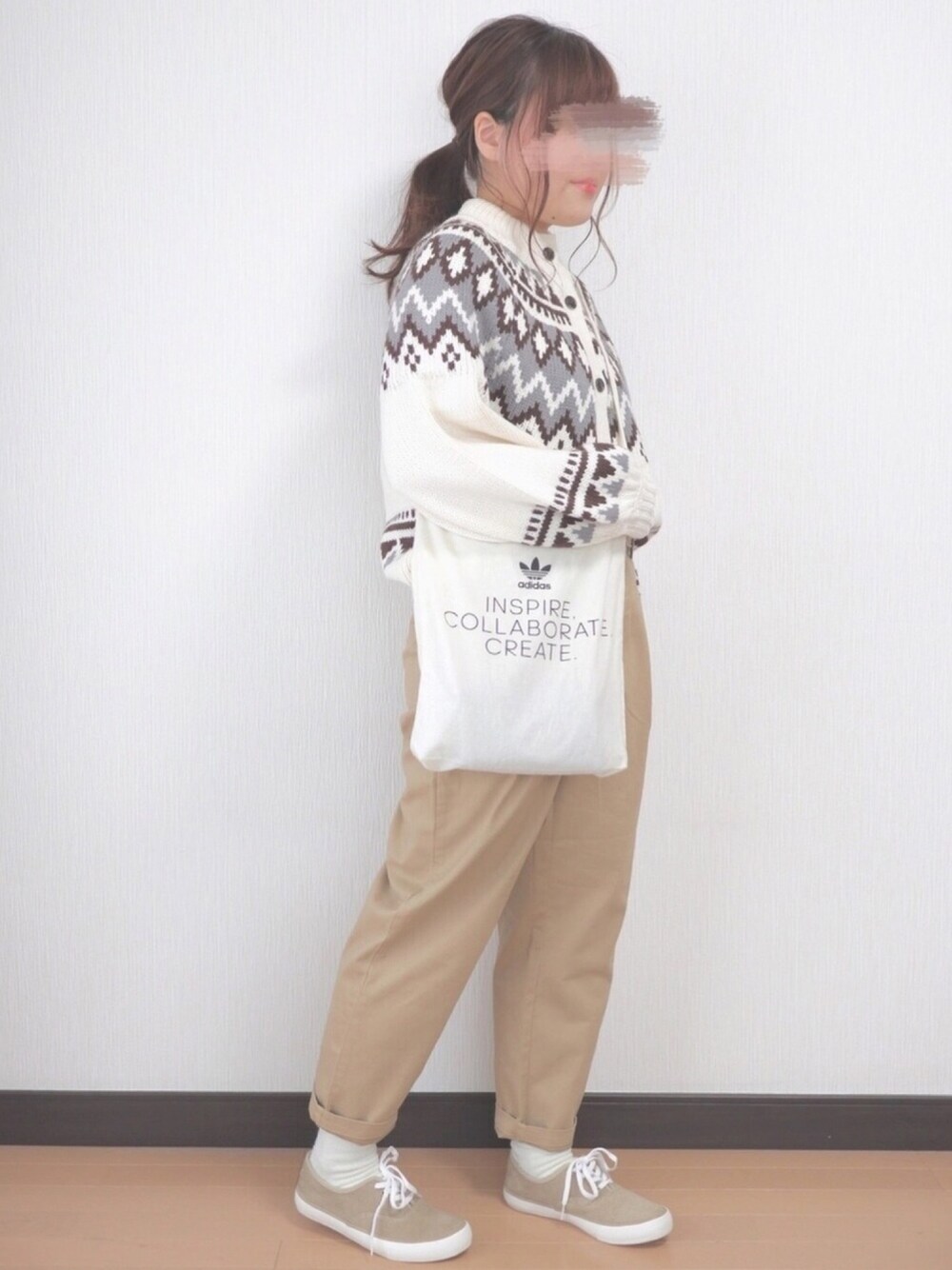 ホワイト系のカーディガン/ボレロ、ベージュ系のトートバッグ、ベージュ系のその他パンツを着用したレディースの冬コーディネートの1枚目の写真