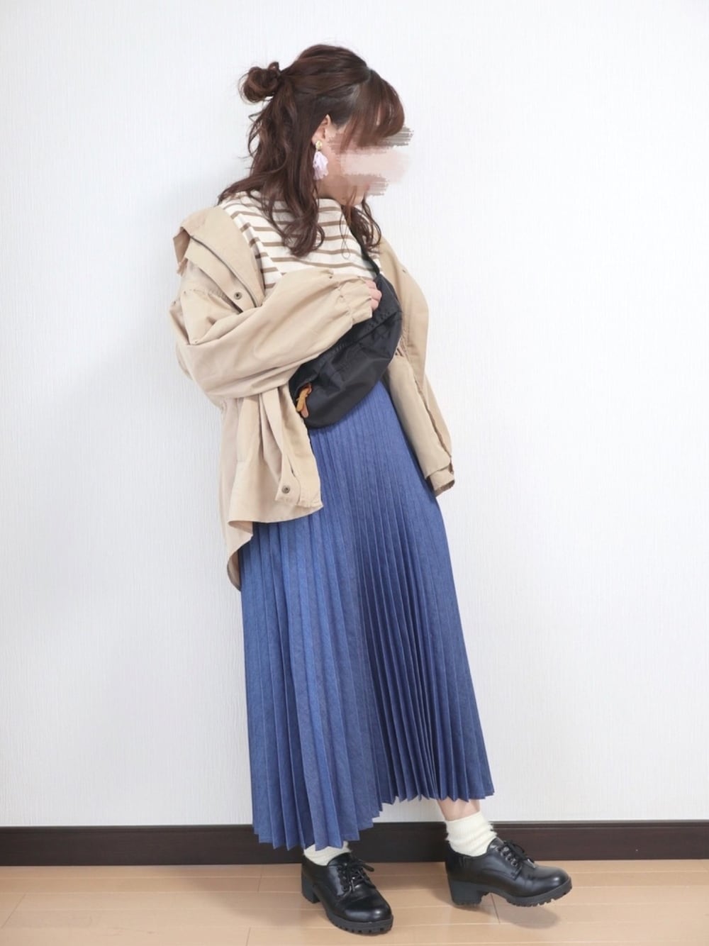 ベージュ系のTシャツ/カットソー、ベージュ系のモッズコート、ブラック系のボディバッグ/ウエストポーチを着用したレディースの春コーディネートの1枚目の写真