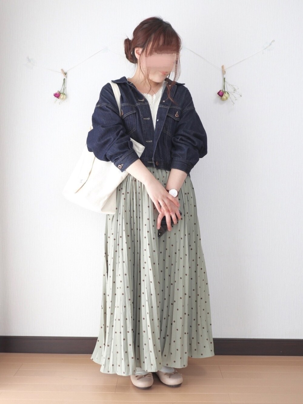 ホワイト系のTシャツ/カットソー、ブルー系のデニムジャケット、ホワイト系のトートバッグを着用したレディースの春コーディネートの1枚目の写真