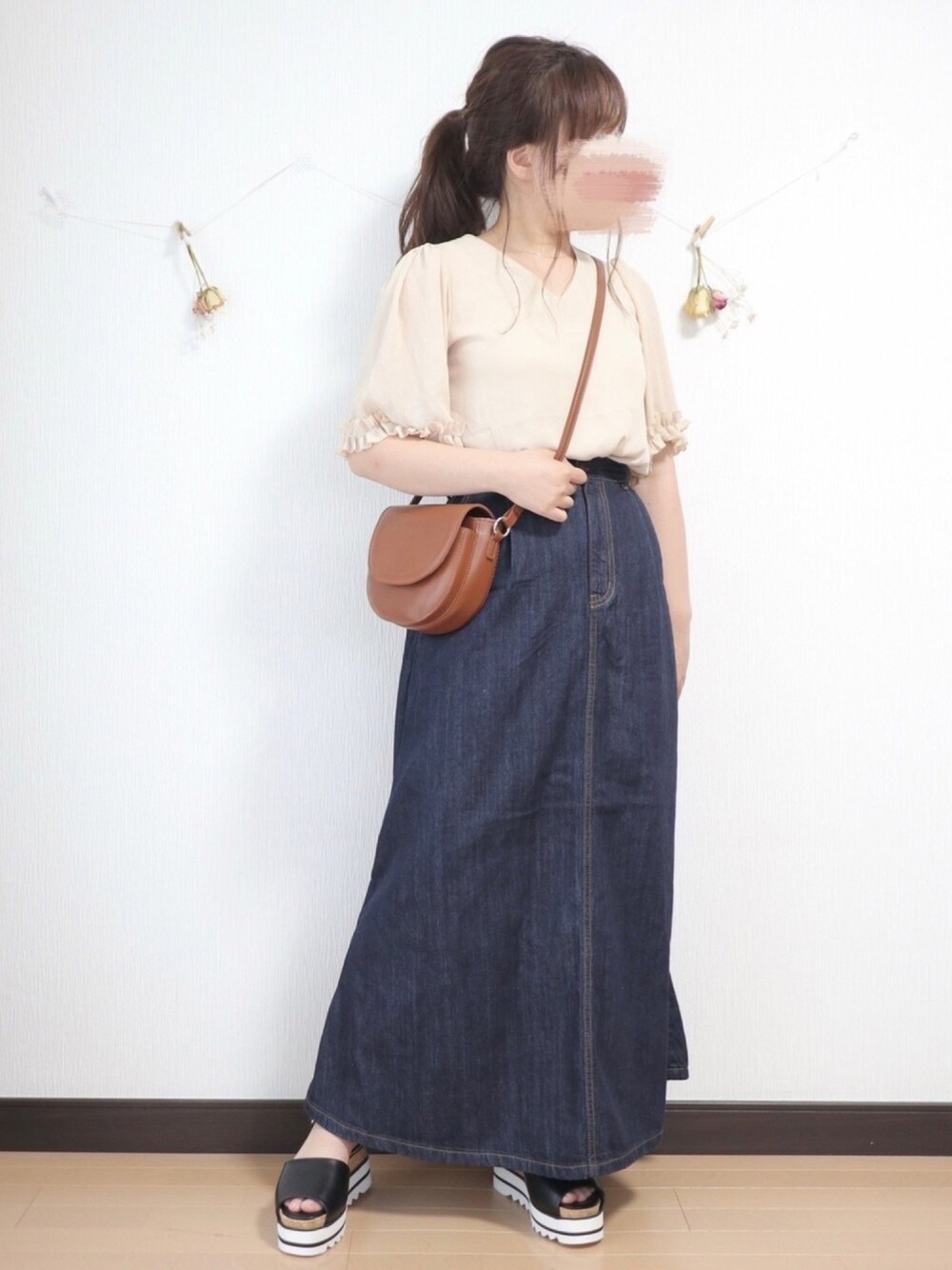 ベージュ系のシャツ/ブラウス、ブルー系のデニムスカート、ブラウン系のショルダーバッグを着用したレディースの夏コーディネートの1枚目の写真