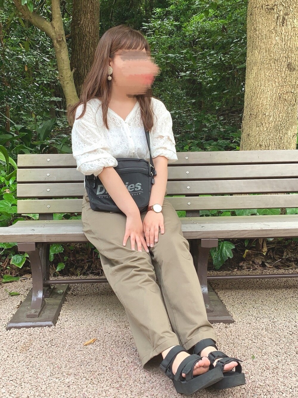 ホワイト系のシャツ/ブラウス、ベージュ系のパンツ、ブラック系のショルダーバッグを着用したレディースの夏コーディネートの1枚目の写真