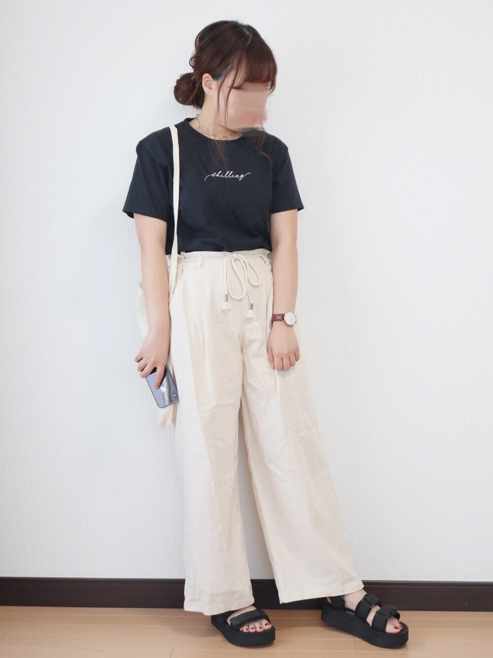 ブラック系のTシャツ/カットソー、ホワイト系のパンツ、ベージュ系のトートバッグを着用したレディースの夏コーディネートの1枚目の写真
