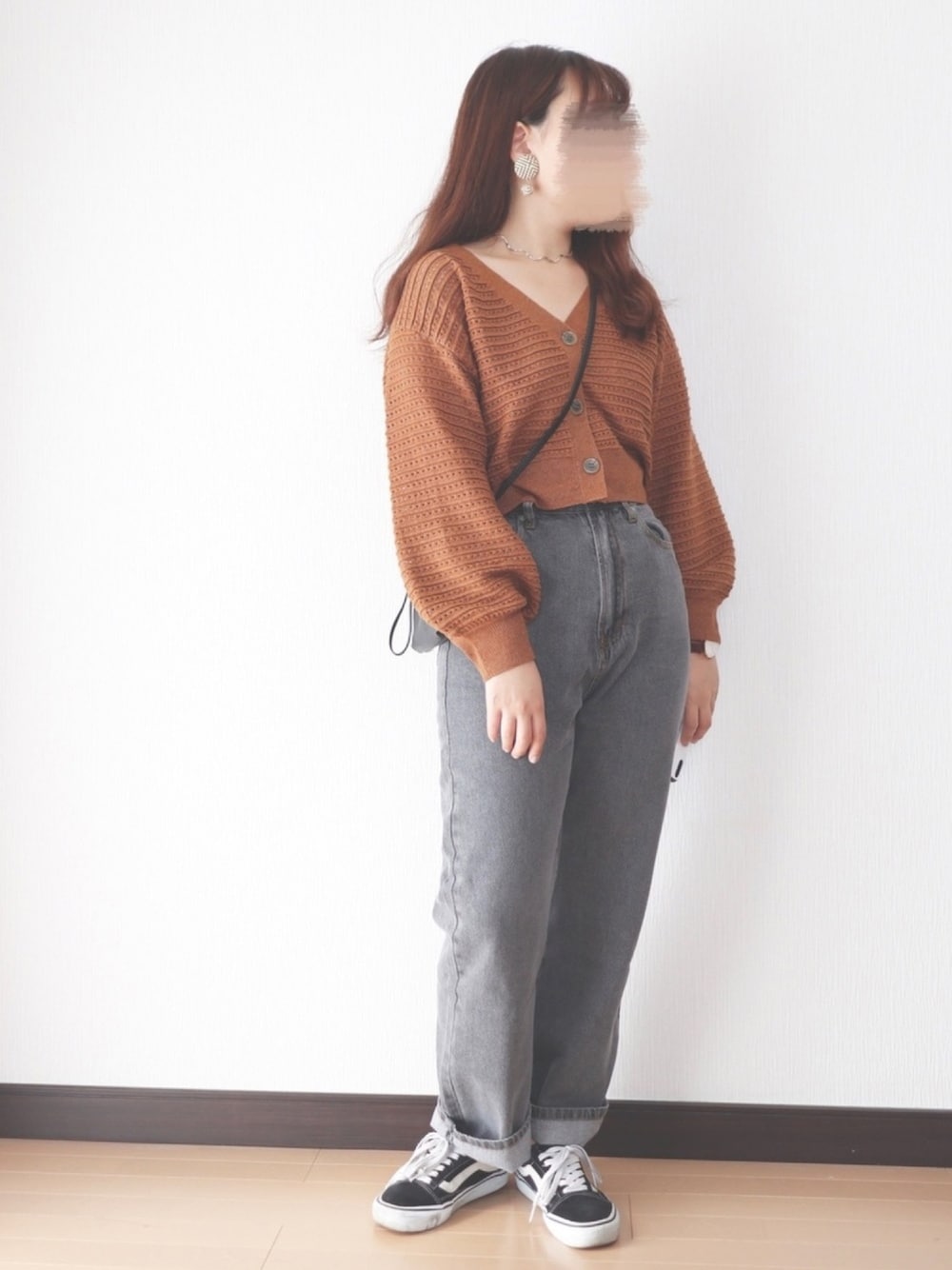 ブラウン系のカーディガン/ボレロ、ブラック系のデニムパンツ、ブラック系のショルダーバッグを着用したレディースの秋コーディネートの1枚目の写真