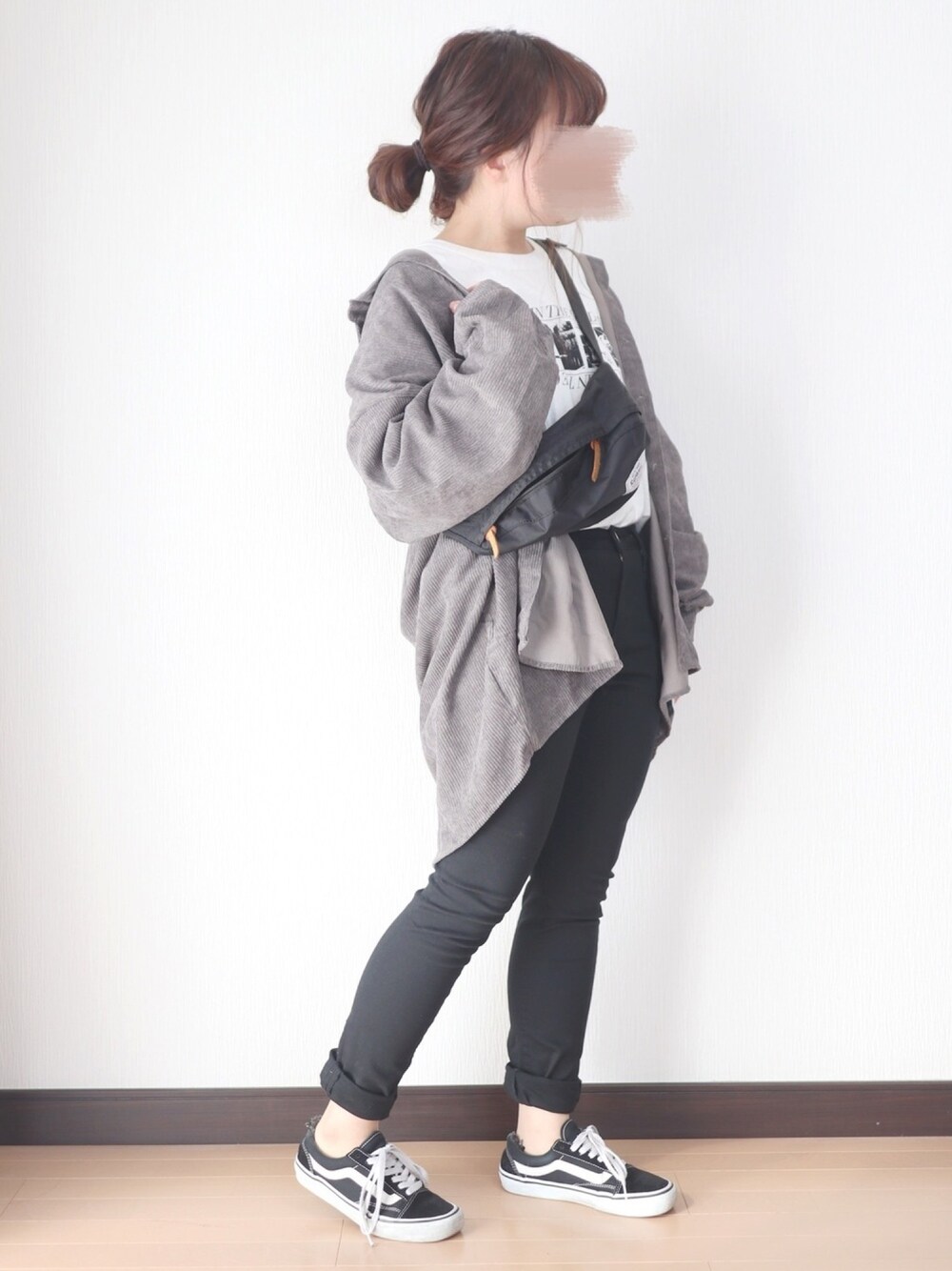 ホワイト系のTシャツ/カットソー、グレー系のテーラードジャケット、ブラック系のパンツを着用したレディースの秋コーディネートの1枚目の写真