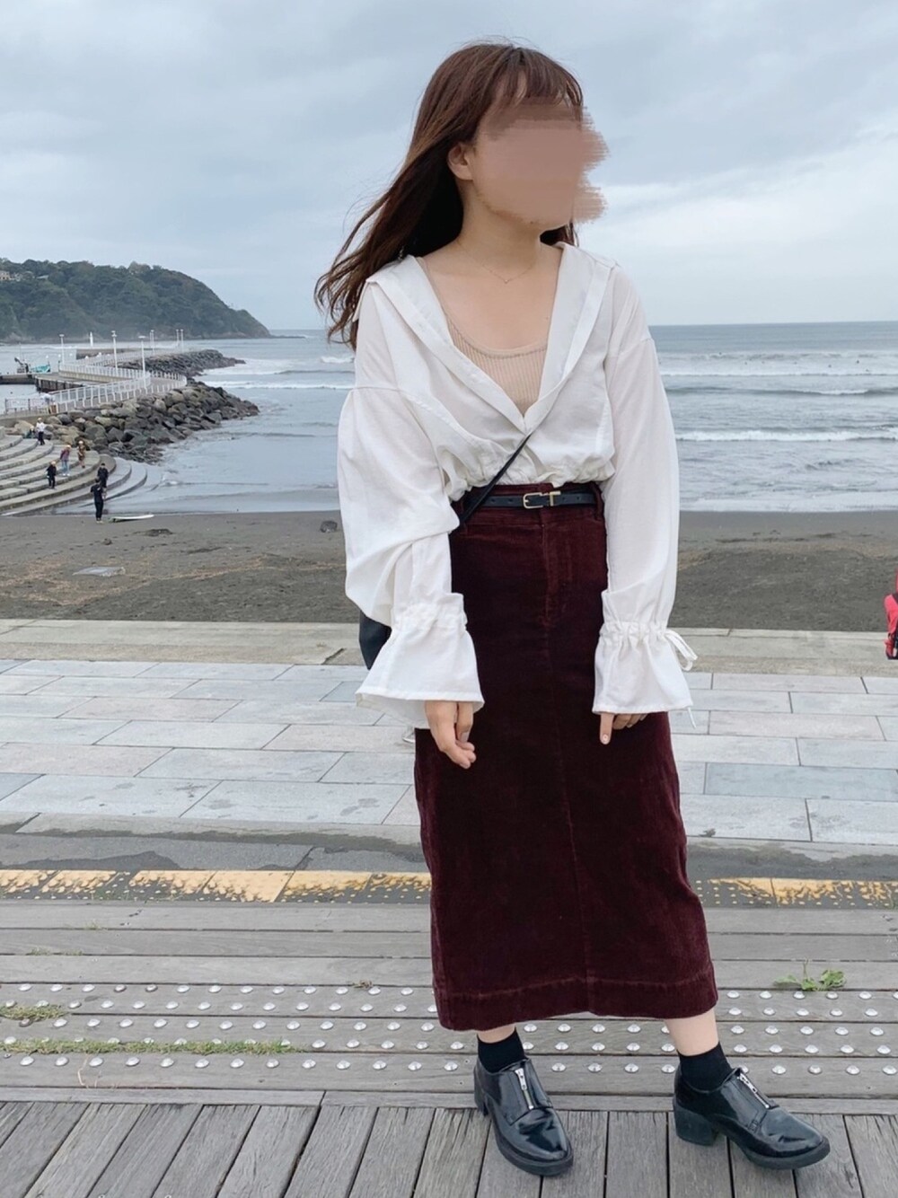 ベージュ系のタンクトップ、ホワイト系のシャツ/ブラウス、レッド系のスカートを着用したレディースの秋コーディネートの1枚目の写真