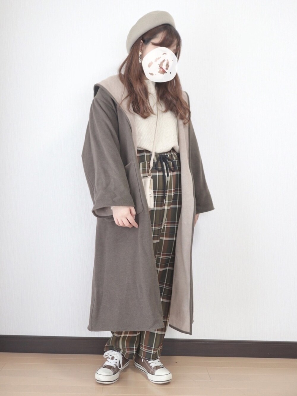 ホワイト系のニット/セーター、イエロー系のその他アウター、ベージュ系のショルダーバッグを着用したレディースの冬コーディネートの1枚目の写真