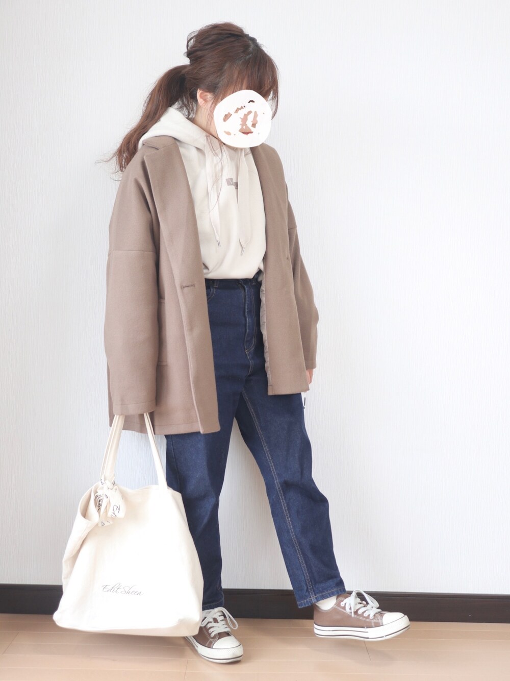 ベージュ系のパーカー、ブルー系のデニムパンツ、ブラウン系のその他アウターを着用したレディースの冬コーディネートの1枚目の写真