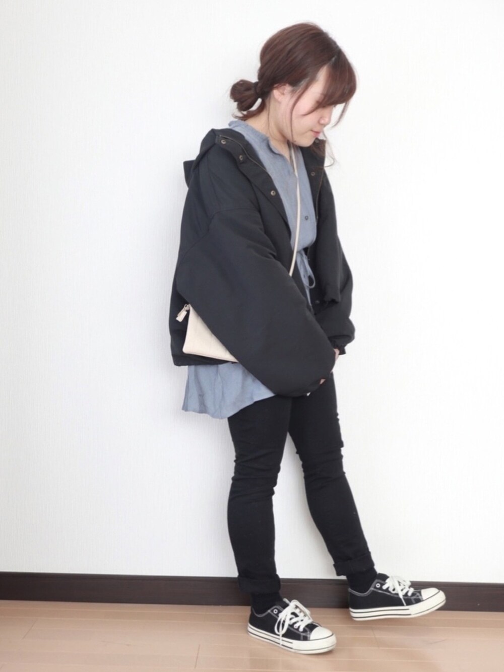ブルー系のシャツ/ブラウス、ブラック系のパンツ、ブラック系のマウンテンパーカーを着用したレディースの冬コーディネートの1枚目の写真