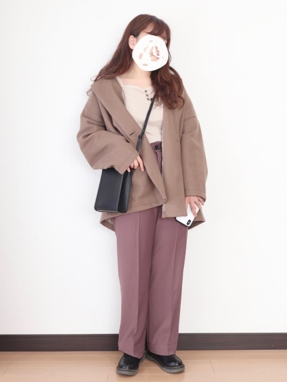 ホワイト系のTシャツ/カットソー、ブラウン系のその他パンツ、ブラウン系のその他アウターを着用したレディースの冬コーディネートの1枚目の写真