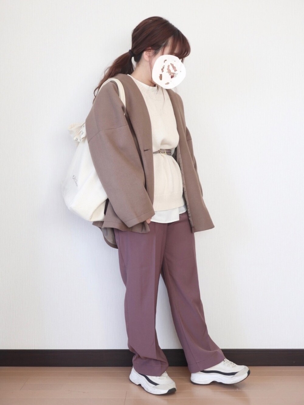 ホワイト系のシャツ/ブラウス、ベージュ系のベスト、ブラウン系のその他パンツを着用したレディースの冬コーディネートの1枚目の写真