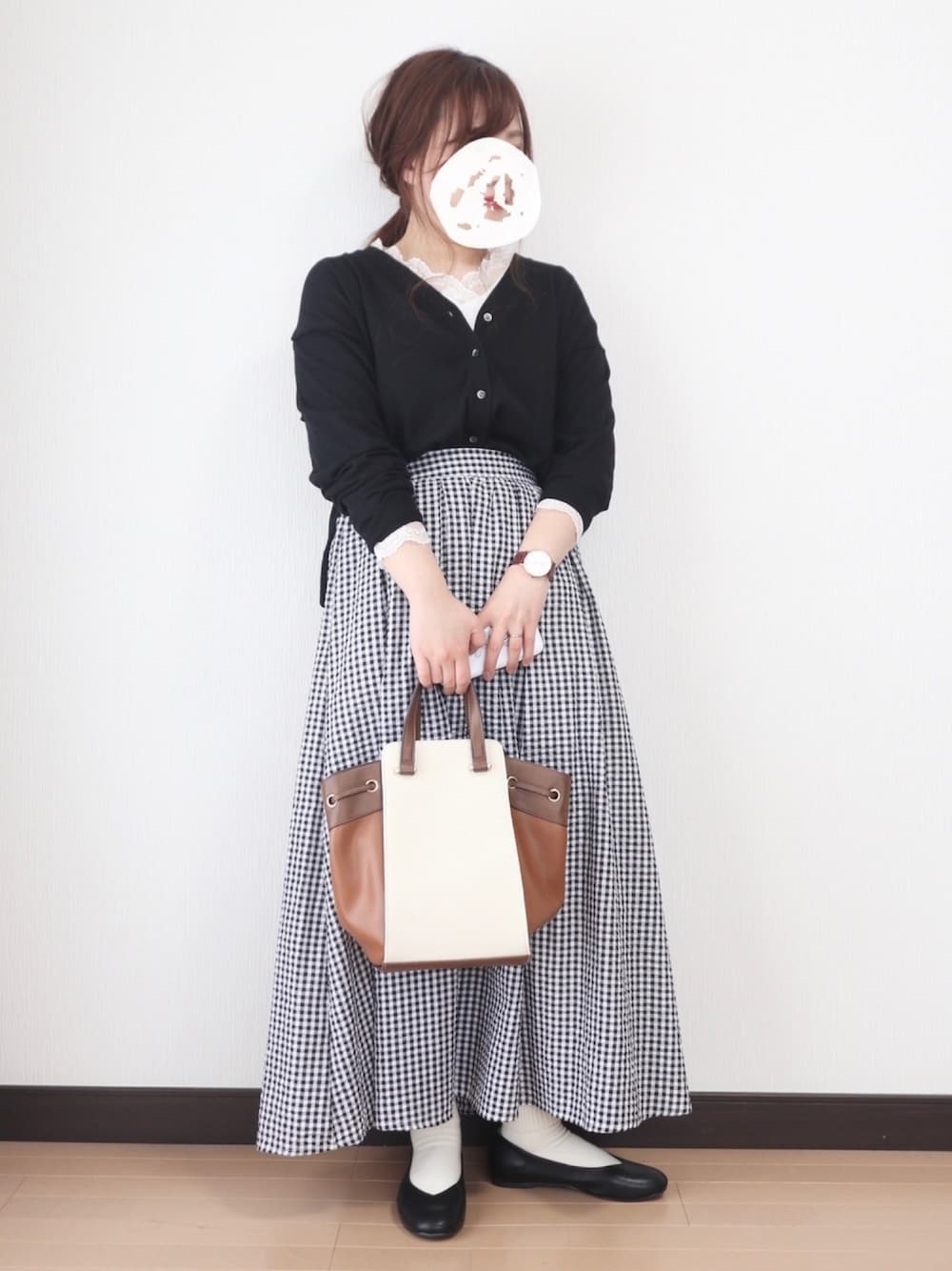 ホワイト系のTシャツ/カットソー、ブラック系のカーディガン/ボレロ、その他のスカートを着用したレディースの春コーディネートの1枚目の写真